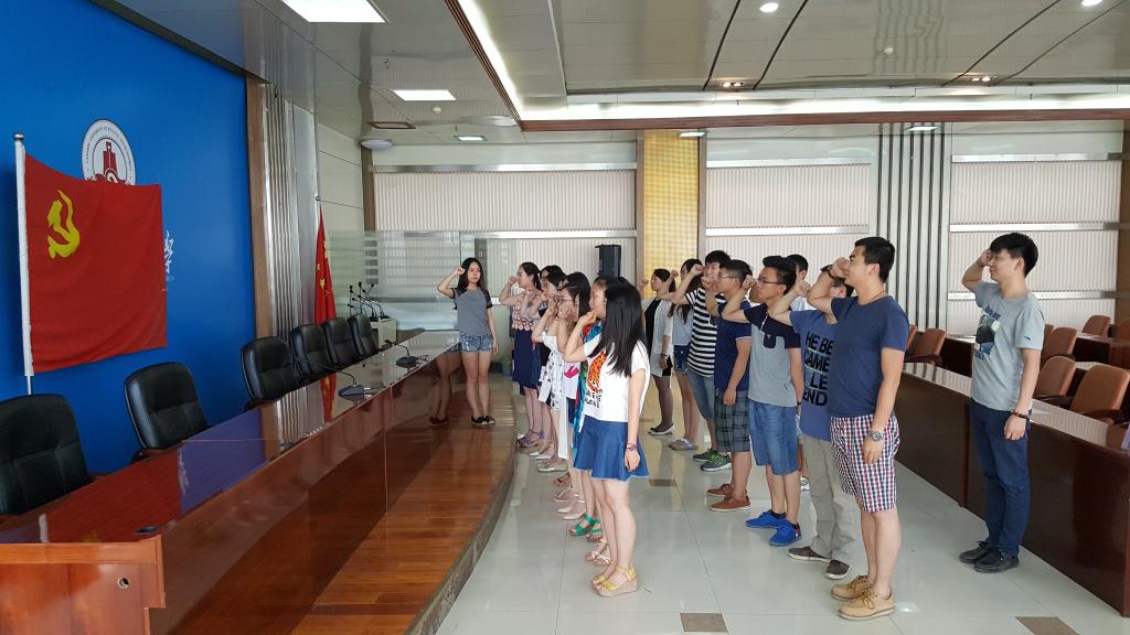 学生党员重温入党誓词
